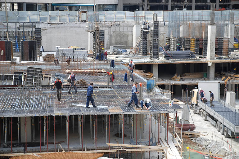 What is the difference between construction and structural engineering