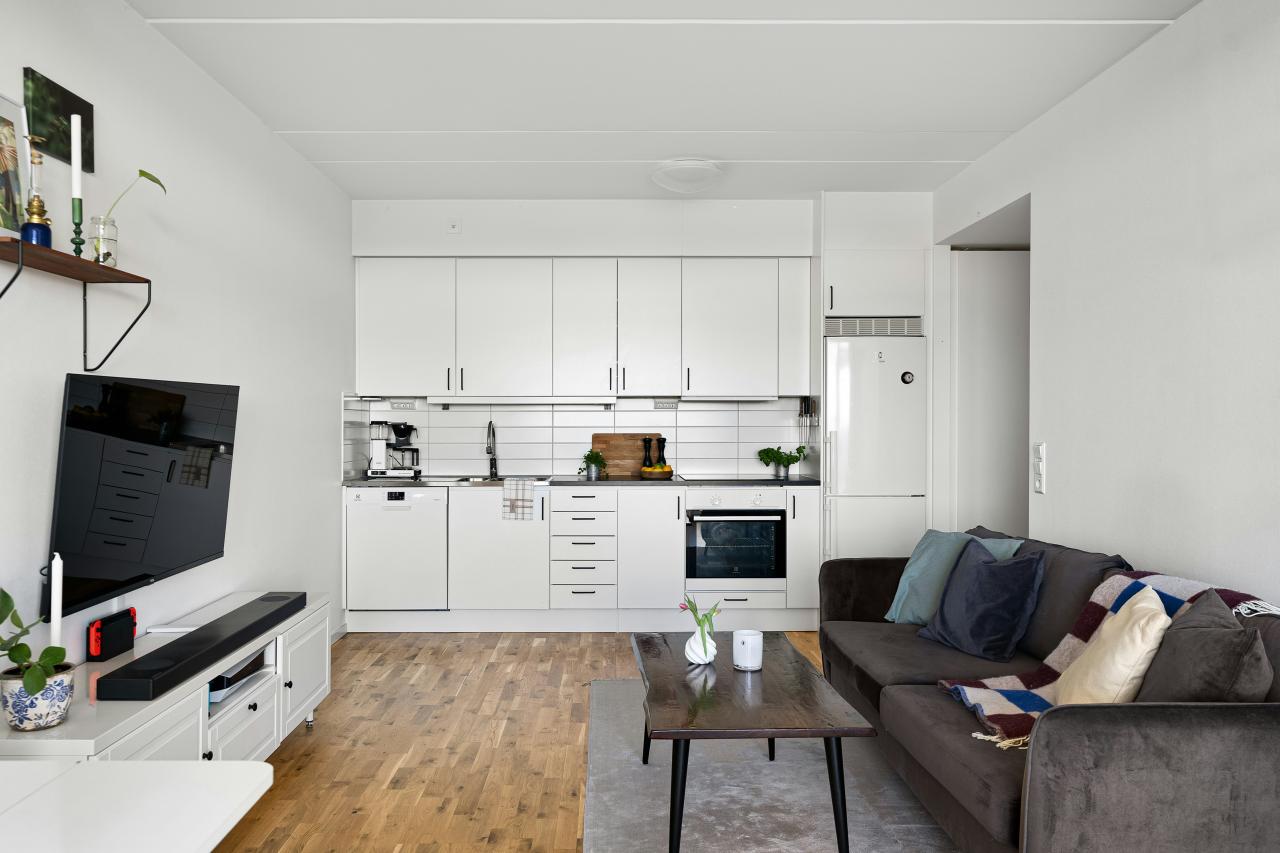 Ruang tamu yang dipenuhi dengan furnitur dan TV layar datar