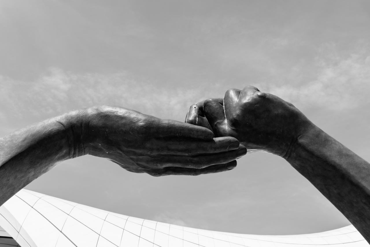 Dua tangan saling meraih