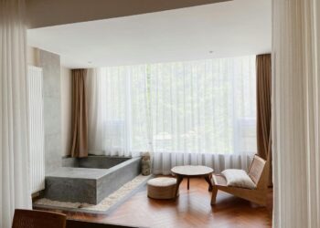 tirai jendela putih di dekat sofa abu-abu