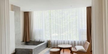 tirai jendela putih di dekat sofa abu-abu