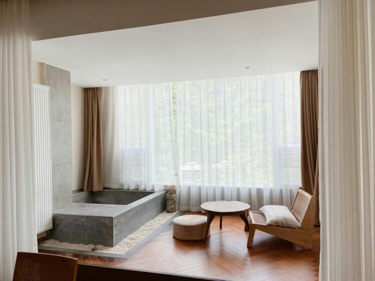 tirai jendela putih di dekat sofa abu-abu